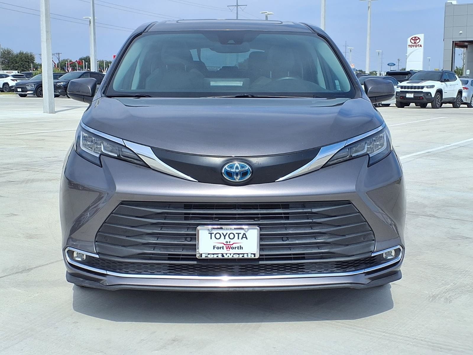 Used 2022 Toyota Sienna XLE FWD image 2