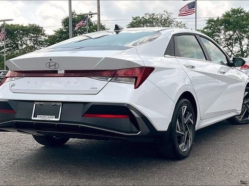New 2025 Hyundai Elantra Limited image 15
