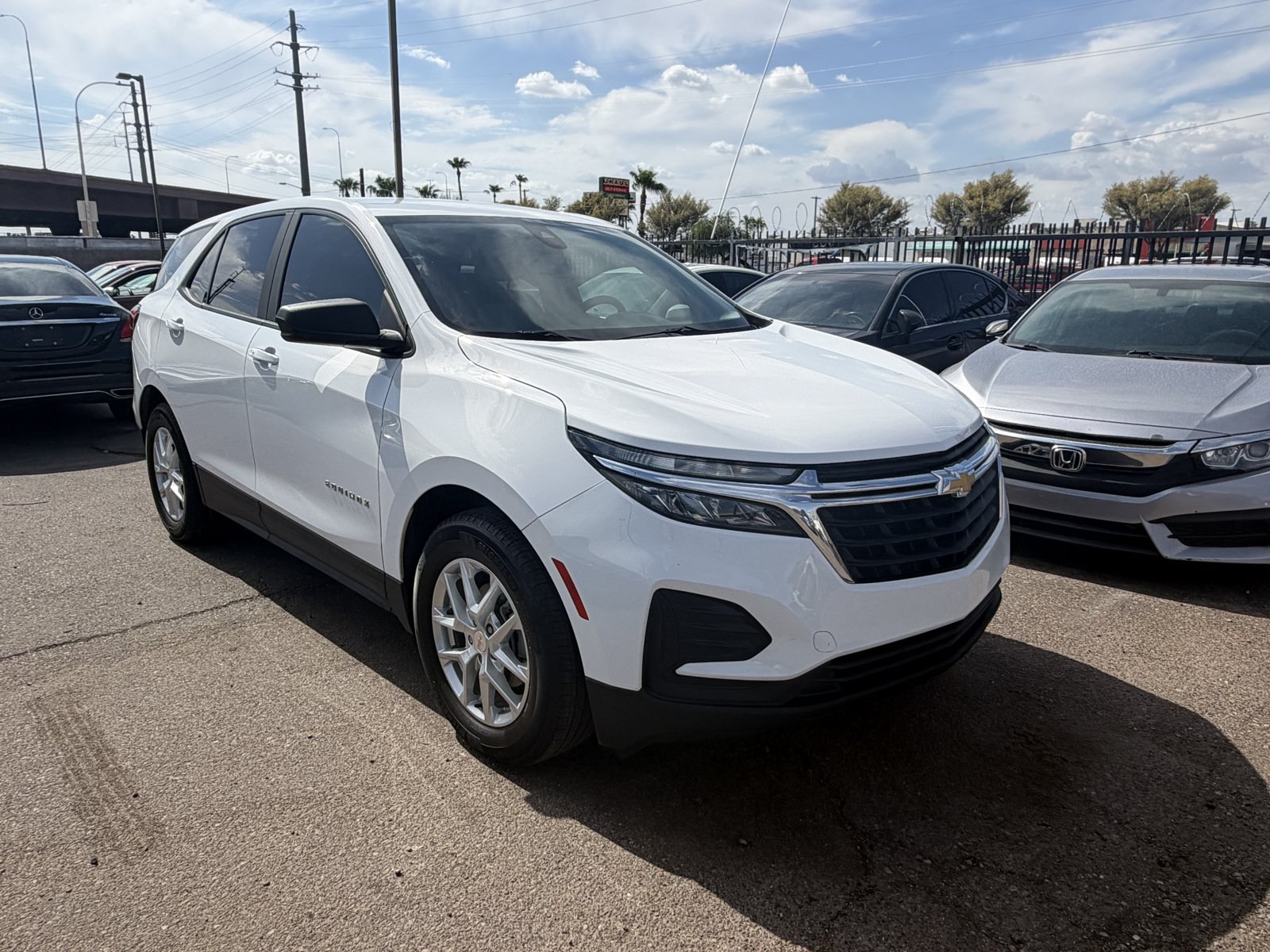 Used 2023 Chevrolet Equinox LS w/ LS Convenience Package FWD image 3
