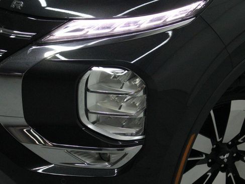 New 2026 Mitsubishi Outlander SE image 2