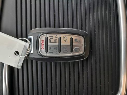 Used 2023 Chrysler Pacifica Touring-L FWD image 10