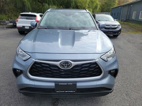 Used 2020 Toyota Highlander XLE image 2