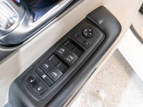 Used 2023 Chrysler Pacifica Touring-L FWD image 12