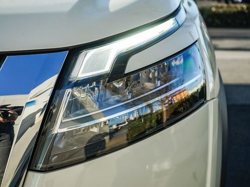 Used 2024 Nissan Pathfinder SL image 8