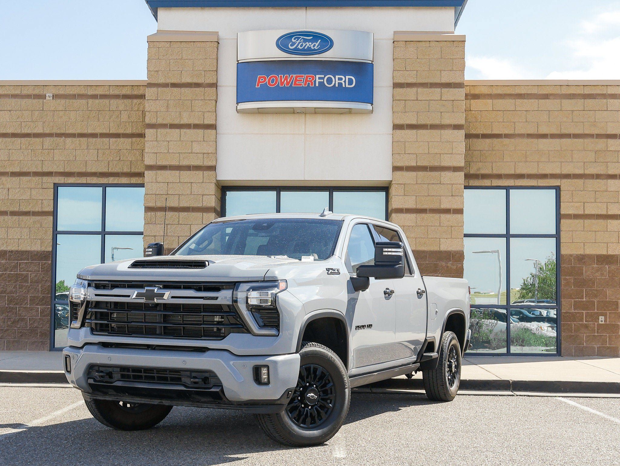 Used 2024 Chevrolet Silverado 2500 LTZ w/ LTZ Plus Package AWD/4WD image 2