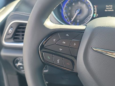 Used 2025 Chrysler Pacifica Limited image 18