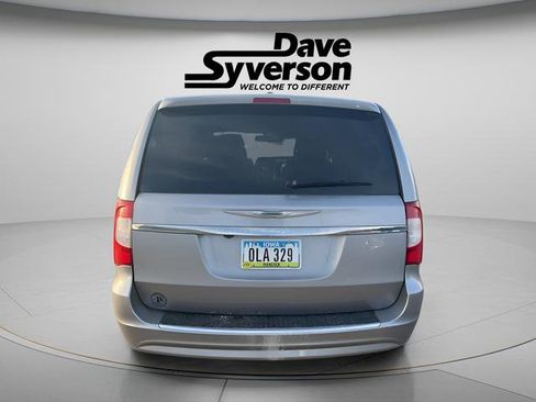 Used 2016 Chrysler Town & Country Touring image 5