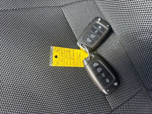 Used 2023 Hyundai Elantra SE w/ Preferred Accessory Package FWD image 26