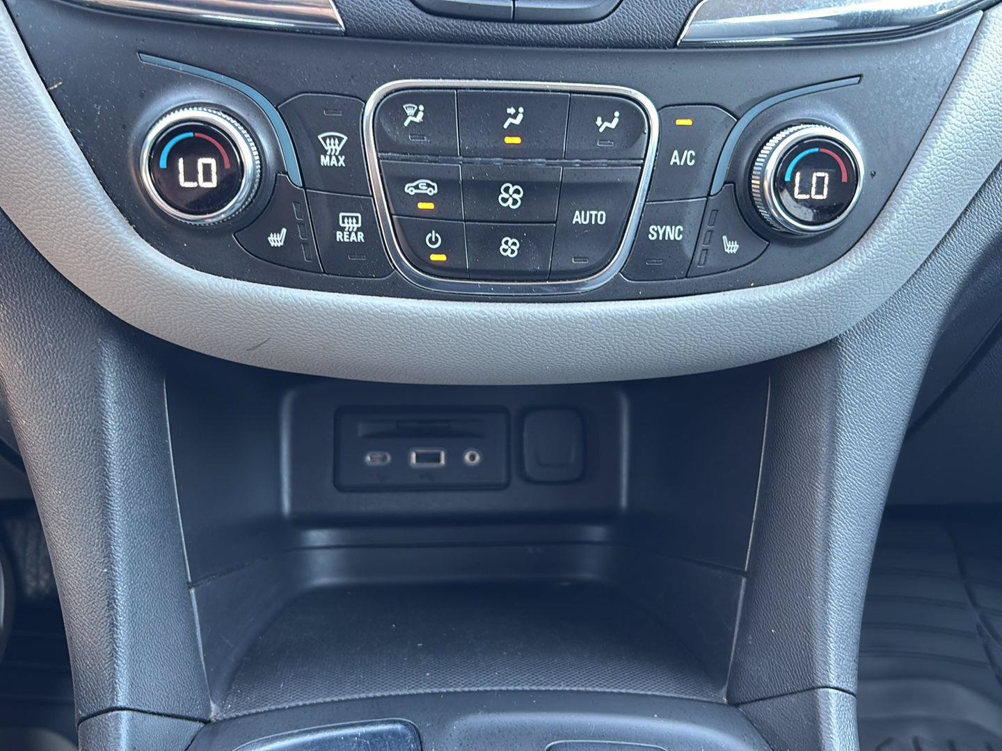 Used 2023 Chevrolet Equinox LT FWD image 14