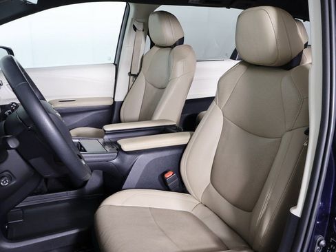 Used 2022 Toyota Sienna Limited image 28