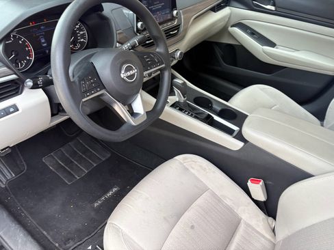 Used 2025 Nissan Altima 2.5 SV FWD image 12