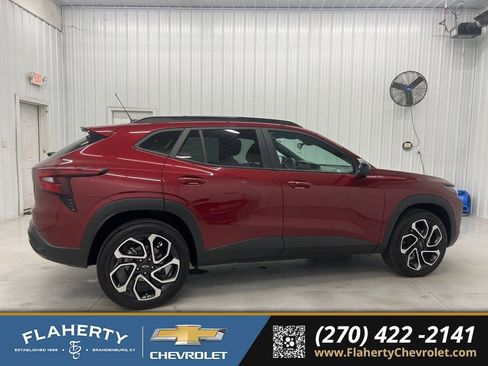 Used 2025 Chevrolet Trax RS image 2