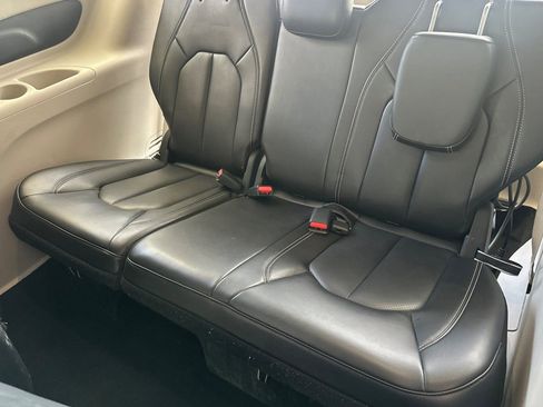 Used 2023 Chrysler Pacifica Touring-L FWD image 15