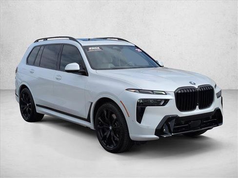 Used 2025 BMW X7 xDrive40i w/ M Sport Package image 3