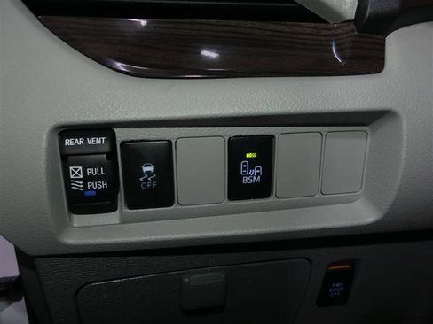 Used 2017 Toyota Sienna XLE image 28