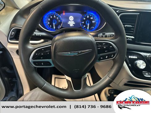 Used 2023 Chrysler Pacifica Touring-L image 15