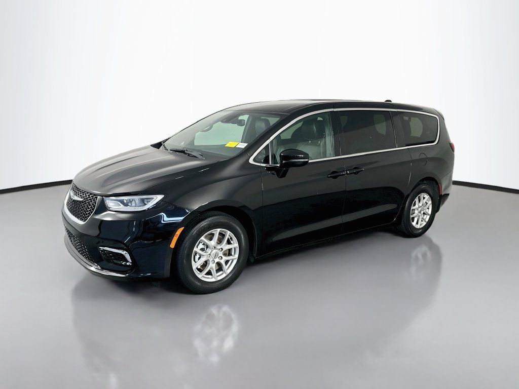 Used 2025 Chrysler Pacifica Select FWD image 3