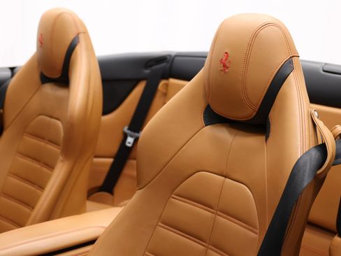 Used 2015 Ferrari California T image 18