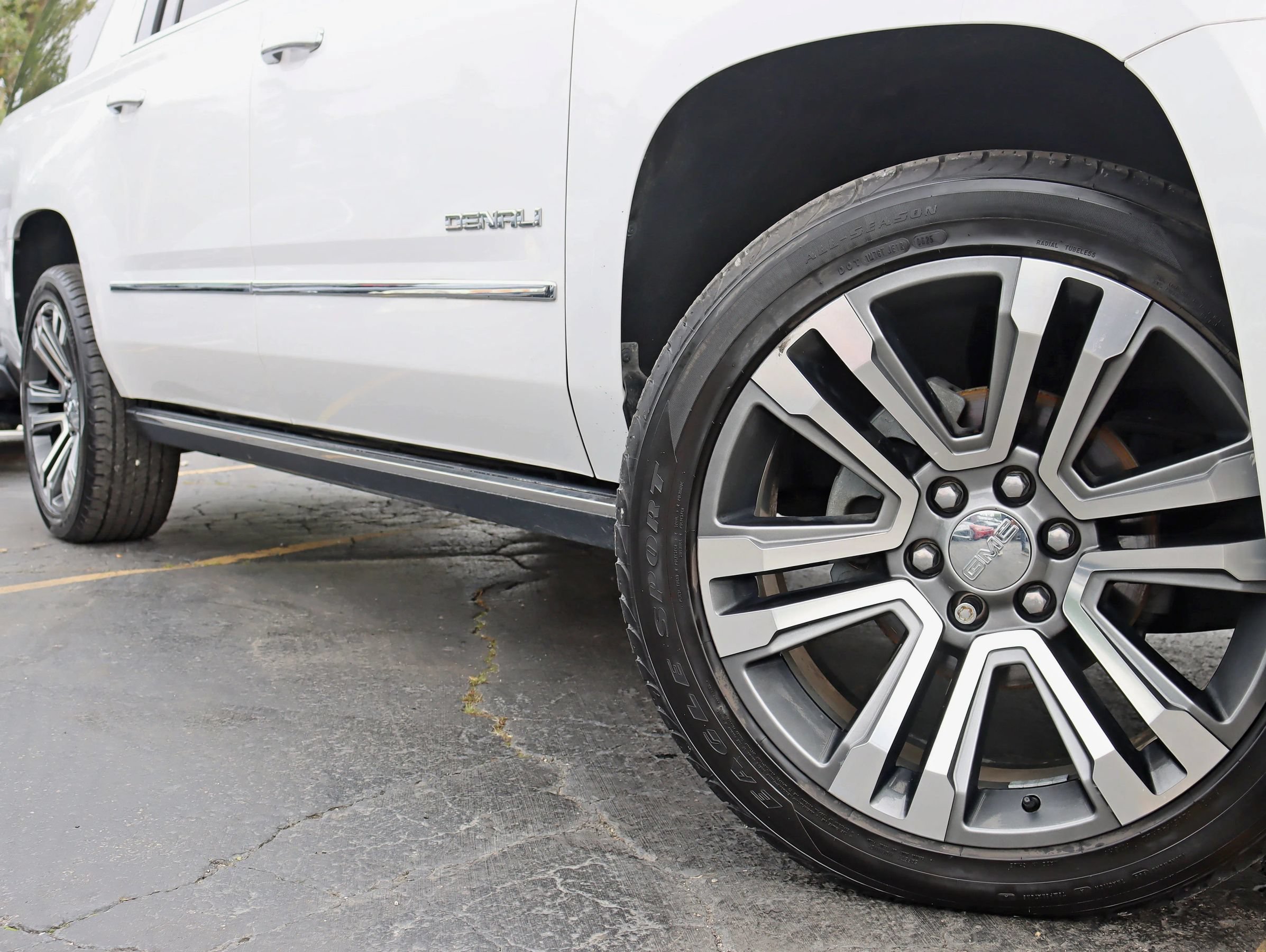 Used 2019 GMC Yukon XL Denali w/ Denali Ultimate Package AWD/4WD image 5