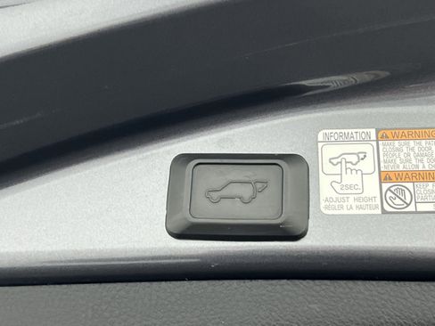 Used 2018 Toyota RAV4 Limited image 27