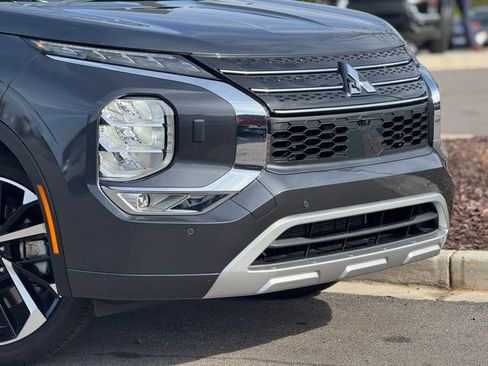 Used 2025 Mitsubishi Outlander 4WD Plug-In Hybrid image 3