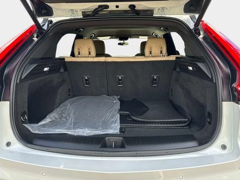 Certified 2024 Cadillac XT4 Luxury w/ Cold Weather Package FWD image 5