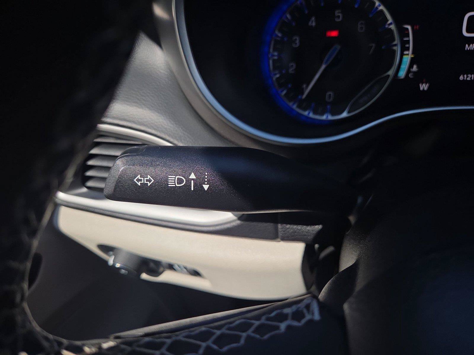 Used 2023 Chrysler Pacifica Touring-L FWD image 19