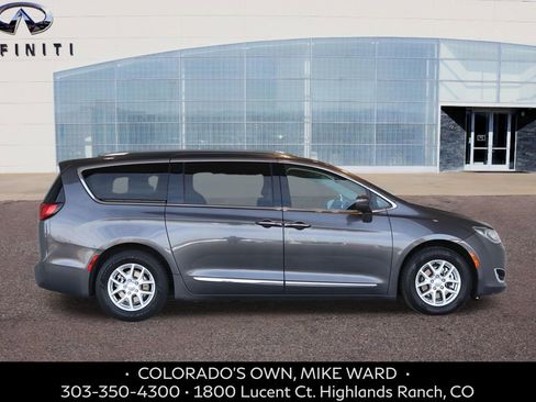 Used 2020 Chrysler Pacifica Touring-L image 7
