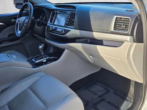 Used 2018 Toyota Highlander XLE FWD image 22