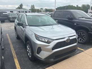 Used 2021 Toyota RAV4 LE AWD/4WD video 3
