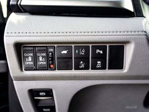 Used 2018 Honda Odyssey Touring image 16