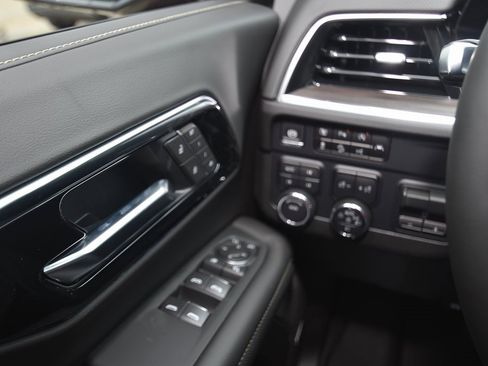 New 2025 Chevrolet Suburban Premier image 15