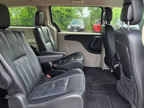 Used 2014 Chrysler Town & Country Touring image 17