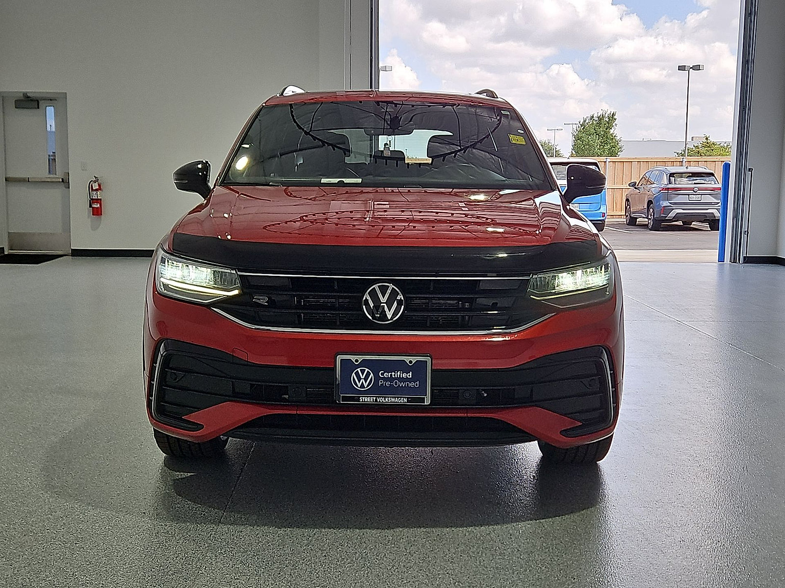 Used 2024 Volkswagen Tiguan SE R-Line AWD/4WD image 3