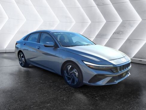 Used 2025 Hyundai Elantra SEL image 7