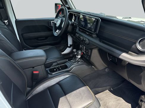 Used 2025 Jeep Wrangler Unlimited Sahara AWD/4WD image 21