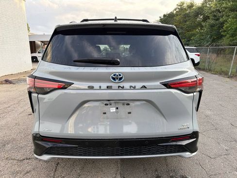 Used 2023 Toyota Sienna XSE AWD/4WD image 3