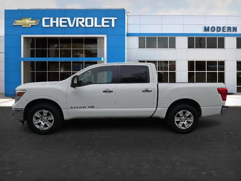 Used 2018 Nissan Titan SV image 2