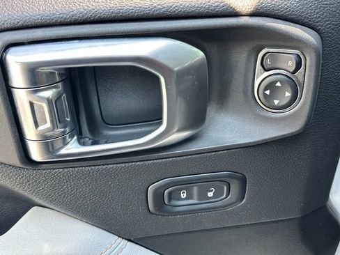 Used 2023 Jeep Gladiator Overland AWD/4WD image 16