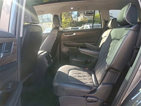 Used 2024 Volkswagen Atlas SEL Premium R-Line image 10