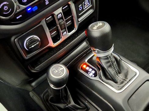 Used 2025 Jeep Wrangler Unlimited Sahara AWD/4WD image 15