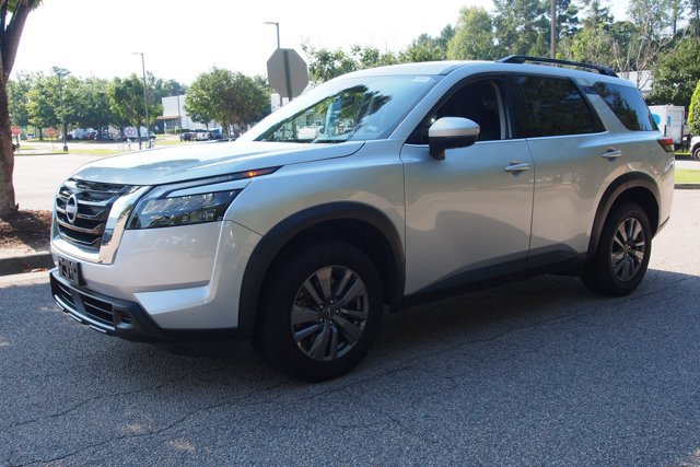Used 2024 Nissan Pathfinder SV FWD image 3