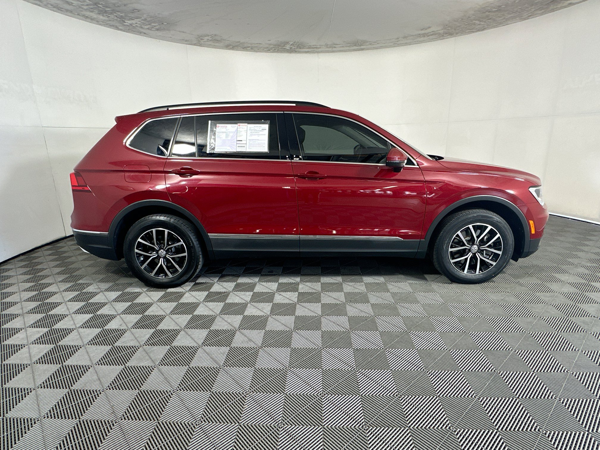 Used 2021 Volkswagen Tiguan SE w/ Panoramic Sunroof Package FWD image 2