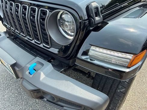 Used 2024 Jeep Wrangler Unlimited w/ Convenience Group AWD/4WD image 27