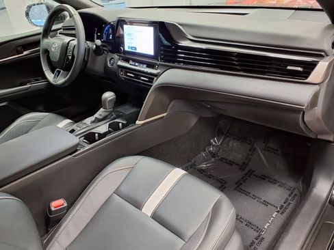 Used 2025 Toyota Camry SE FWD image 9