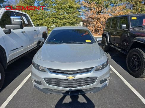 Used 2017 Chevrolet Malibu LT FWD image 2