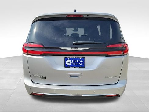 Used 2023 Chrysler Pacifica Limited FWD image 7