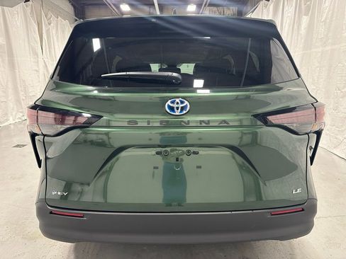 Used 2025 Toyota Sienna LE image 6