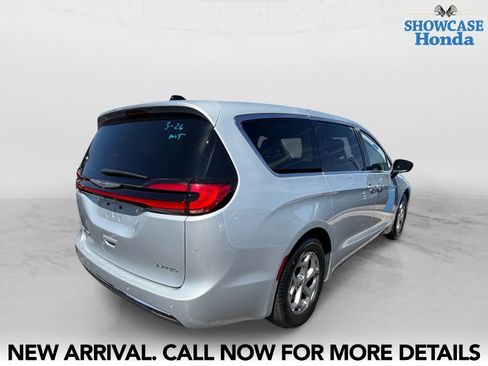 Used 2024 Chrysler Pacifica Limited image 5