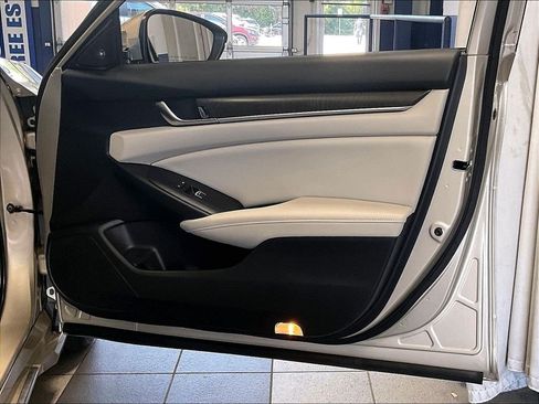 Used 2018 Honda Accord Touring image 12